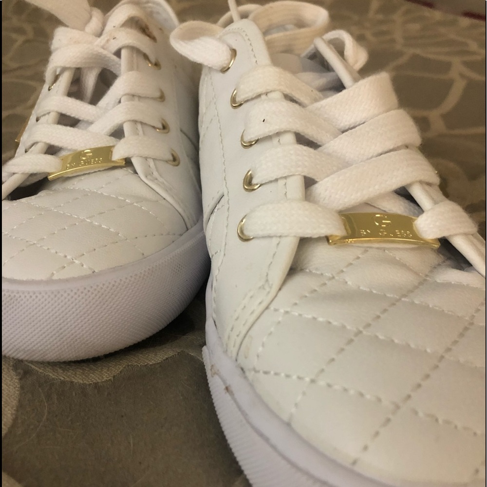 Step out in style GUESS SNEAKERS